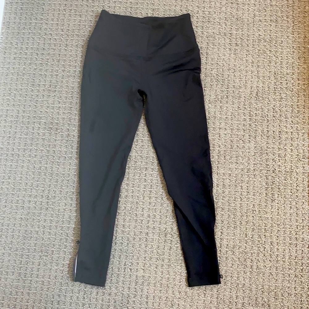 Beyond Yoga cropped leggings w/ ankle zipper